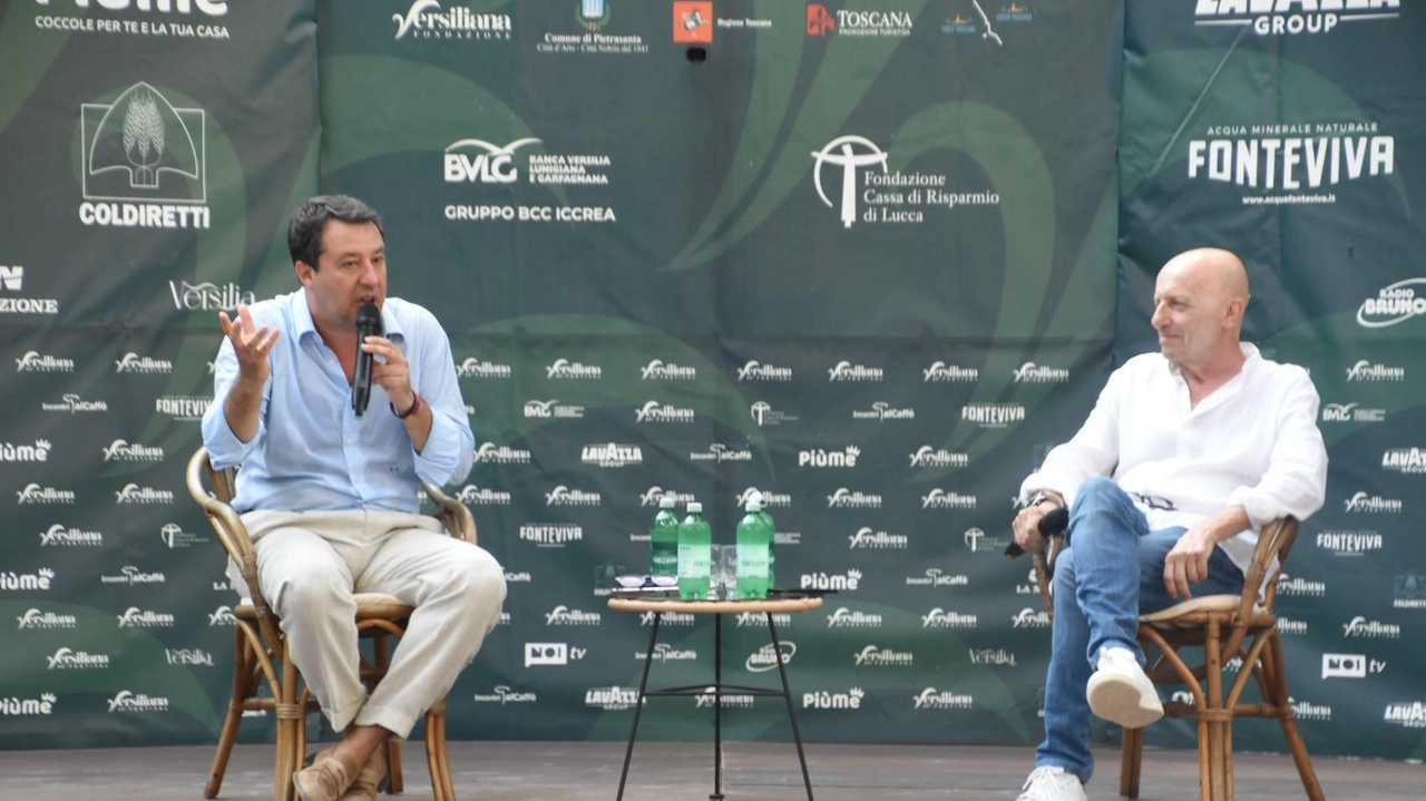 Il vice premier e leader leghista. Matteo Salvini ieri pomeriggio al Caffè della Versiliana intervistato da Alessandro Sallusti Il vice premier e leader leghista. Matteo Salvini ieri pomeriggio al Caffè della Versiliana intervistato da Alessandro Sallusti