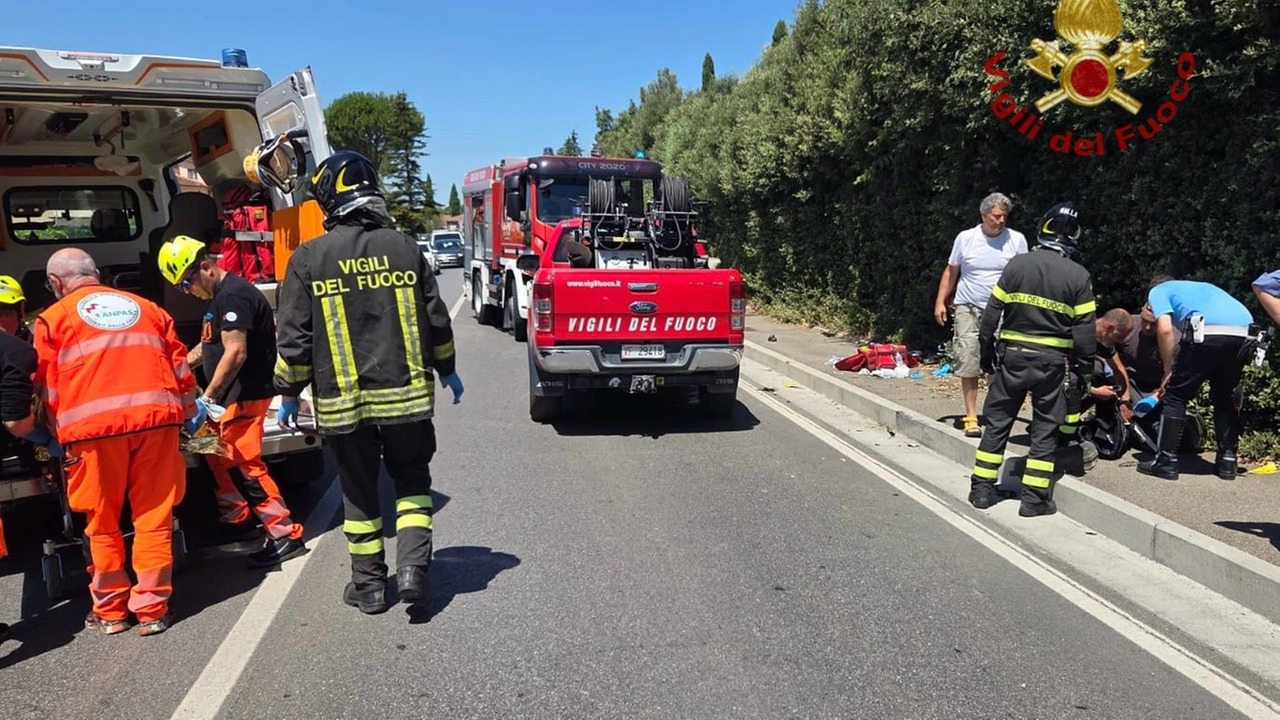 I vigili del fuoco e i soccorritori intervenuti per l'incidente a Tavarnelle di Cortona