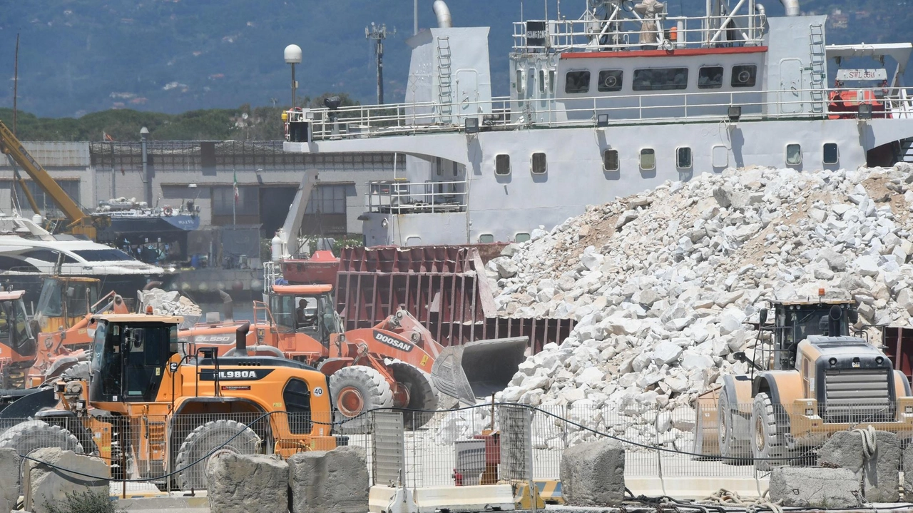 ’Il porto. Una finestra sul mare per Marina di Carrara ’. è il libro di Cristina Lorenzi che tratta. i temi di economia, storia,. portualità, lavoro e ambiente. Se ne parlerà domani alle 18 al biscottificio Piemonte che apre la stagione estiva