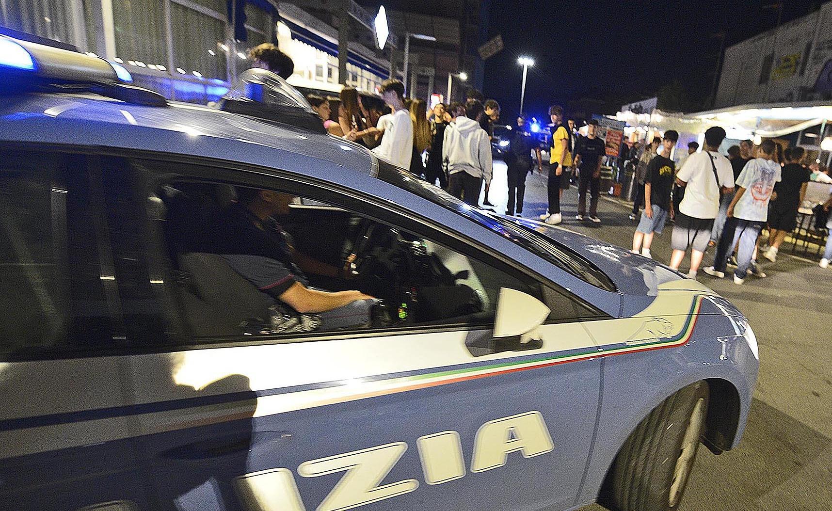 https://www.lanazione.it/image-service/view/acePublic/alias/contentid/YWE3MmQ0MTktZmU0Ni00/0/darsena-e-via-mazzini-saccheggiate-15-auto-rissa-fra-extracomunitari.jpeg