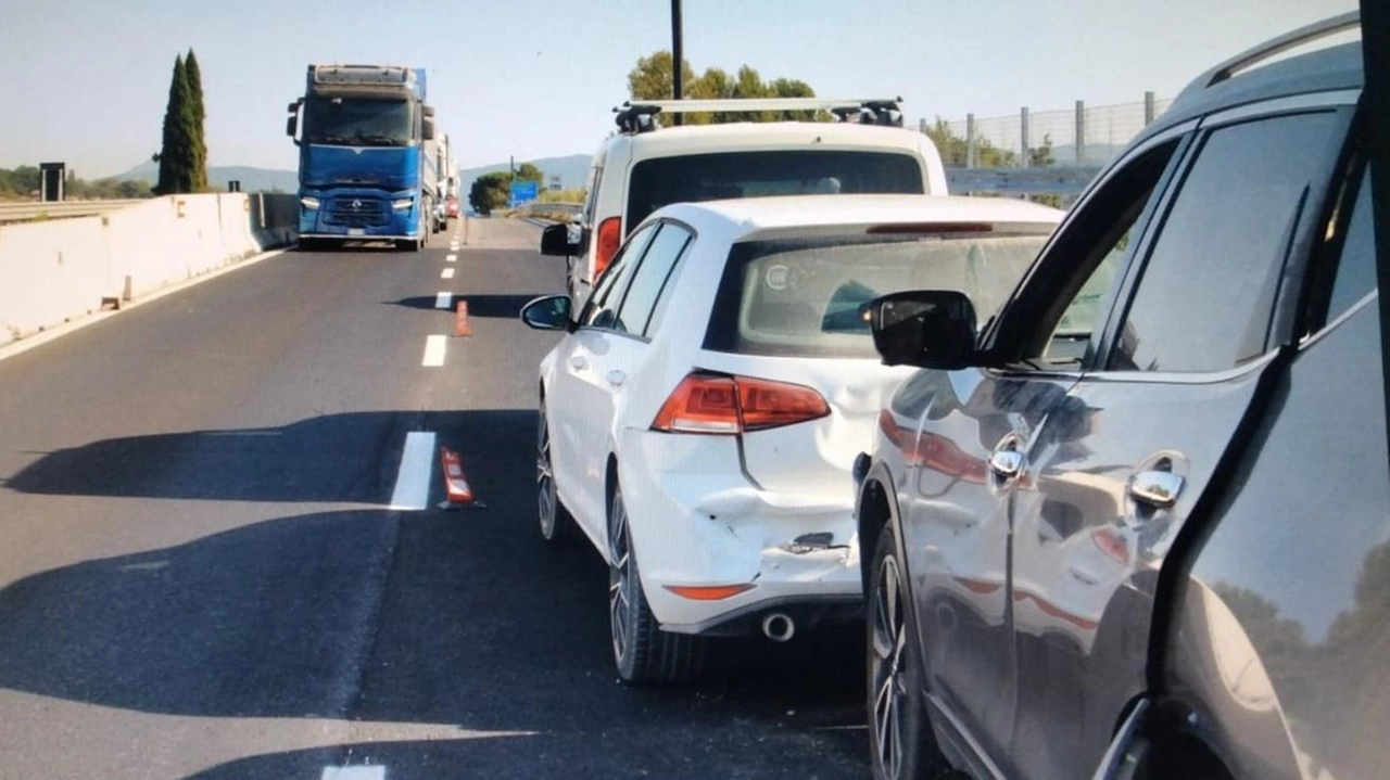 Il Tir fermo sulla corsia unica che ha paralizzato il traffico lungo la E45 Il Tir fermo sulla corsia unica che ha paralizzato il traffico lungo la E45