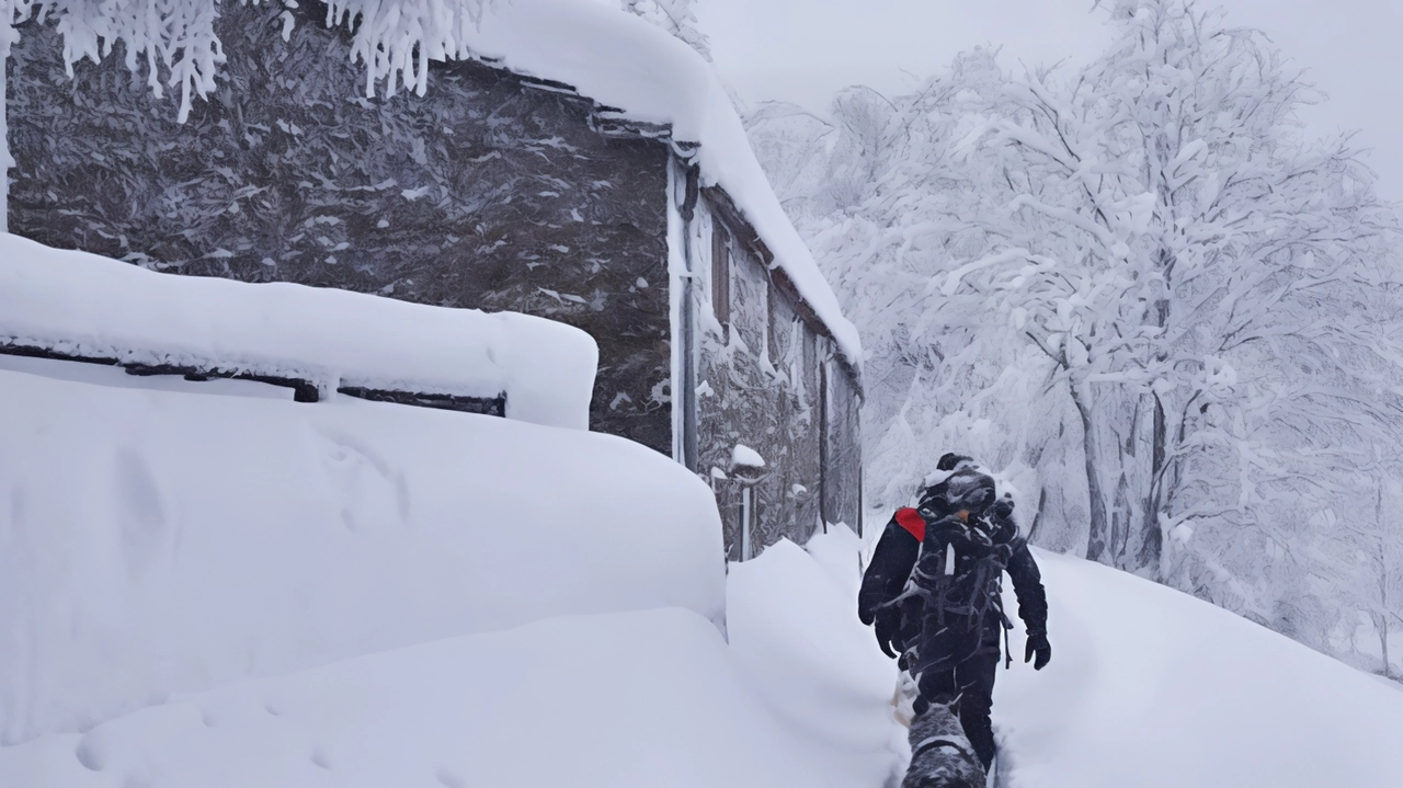 Due foto dall’archivio Borghesi che ritraggono le montagne innevate nel maggio 2019 Due foto dall’archivio Borghesi che ritraggono le montagne innevate nel maggio 2019