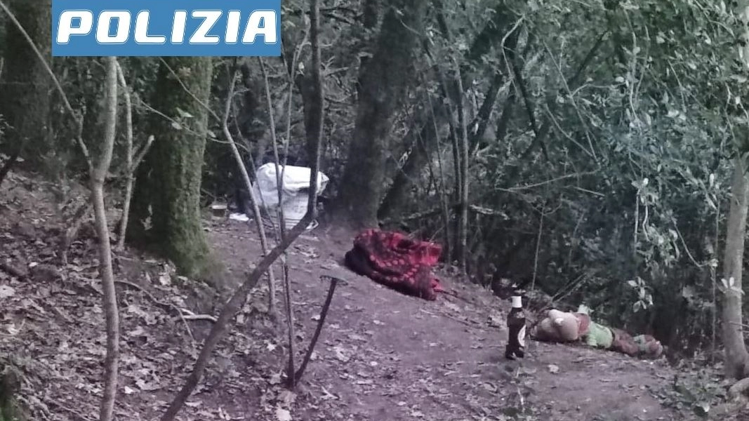 La “base operativa“ dello spacciatore all’interno del bosco in zona Sant’Alessio La “base operativa“ dello spacciatore all’interno del bosco in zona Sant’Alessio