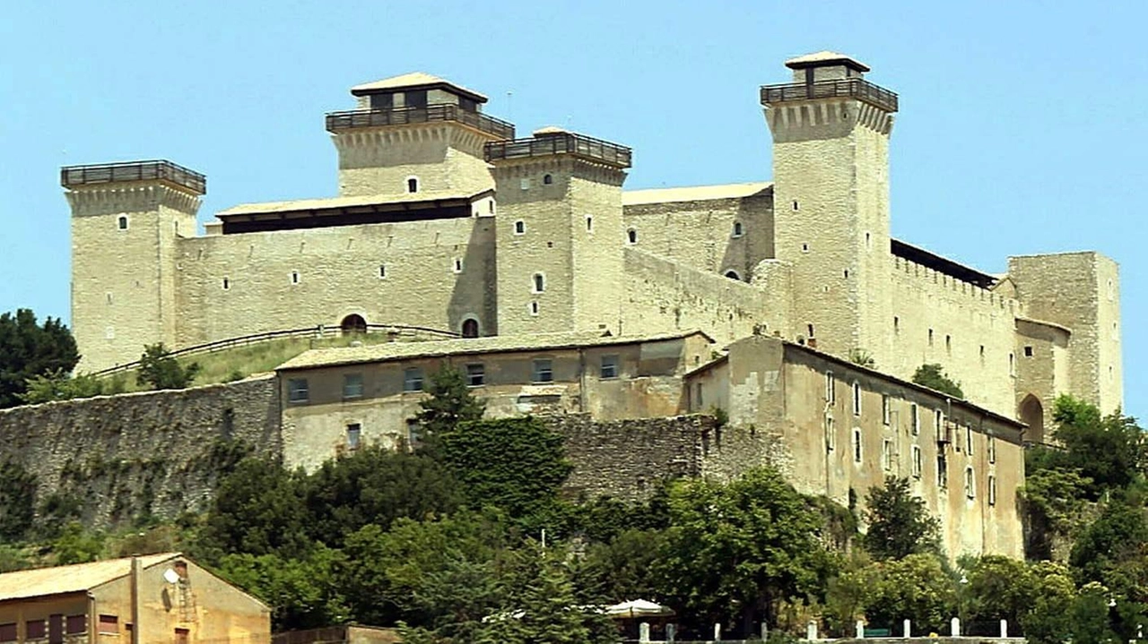 La Rocca Albornoz, uno dei maggiori poli di attrazione della città, rimarrà chiusa la domenica pomeriggio (a parte la prima del mese) fino al 31 marzo La Rocca Albornoz, uno dei maggiori poli di attrazione della città, rimarrà chiusa la domenica pomeriggio (a parte la prima del mese) fino al 31 marzo