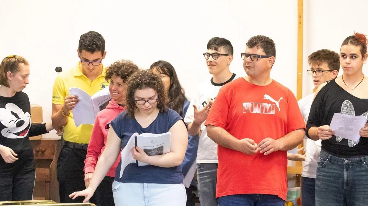 Un momento delle prove dei ragazzi di ’TuttiaTeatro Aps’ che domani alle 20.30 saranno i protagonisti dello spettacolo sul palco degli Industri Un momento delle prove dei ragazzi di ’TuttiaTeatro Aps’ che domani alle 20.30 saranno i protagonisti dello spettacolo sul palco degli Industri