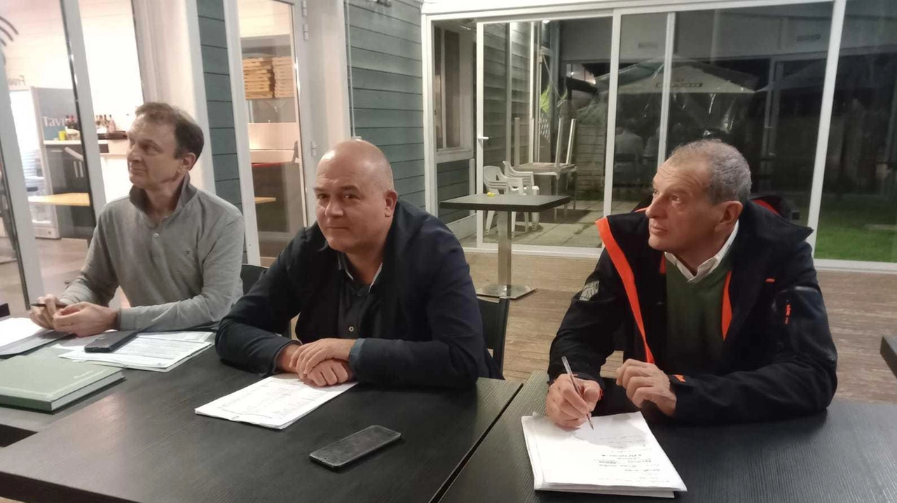 In tanti hanno partecipato all’incontro alla Ferruccia sul rischio idraulico. Le richieste: "Sicurezza e prevenzione. Partire dalle casse d’espansione". In tanti hanno partecipato all’incontro alla Ferruccia sul rischio idraulico. Le richieste: "Sicurezza e prevenzione. Partire dalle casse d’espansione".