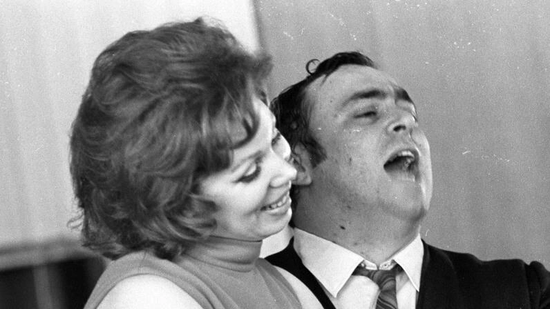 Mirella Freni insieme a Luciano Pavarotti: che voci magnifiche insieme. Rtc giovedì ricorda il 90° della nascita. della grande cantante. scomparsa nel 2020 Mirella Freni insieme a Luciano Pavarotti: che voci magnifiche insieme. Rtc giovedì ricorda il 90° della nascita. della grande cantante. scomparsa nel 2020