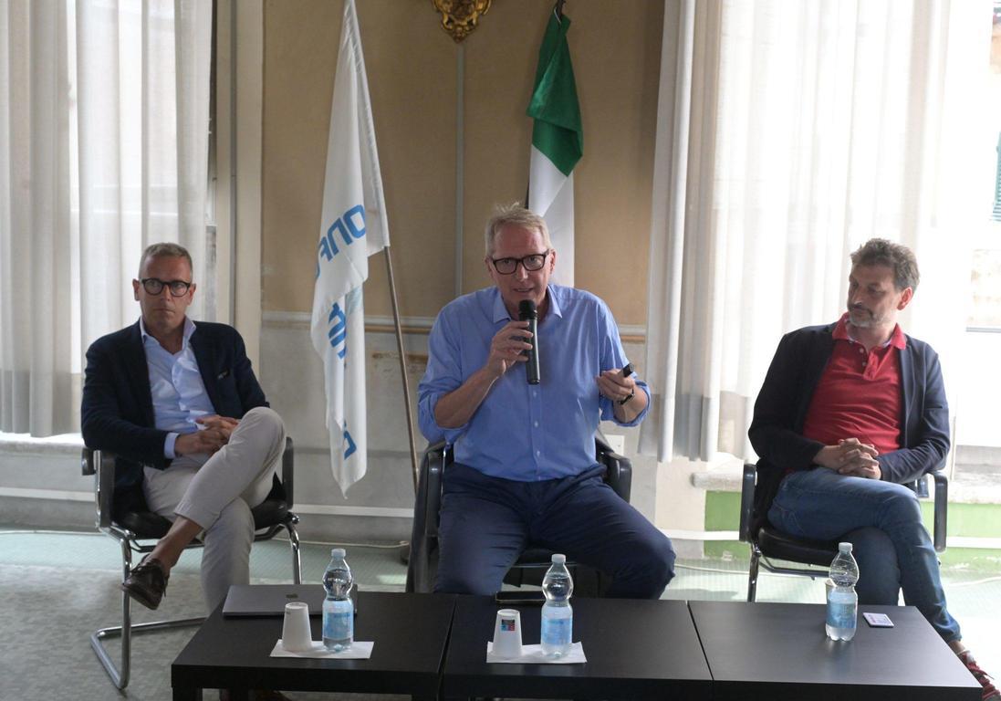 https://www.lanazione.it/image-service/view/acePublic/alias/contentid/YWExMDZiM2ItZDM3Yi00/0/il-commercio-lucchese-al-bivio-rischio-desertificazione-puntiamo-su-identita-e-servizi.jpeg