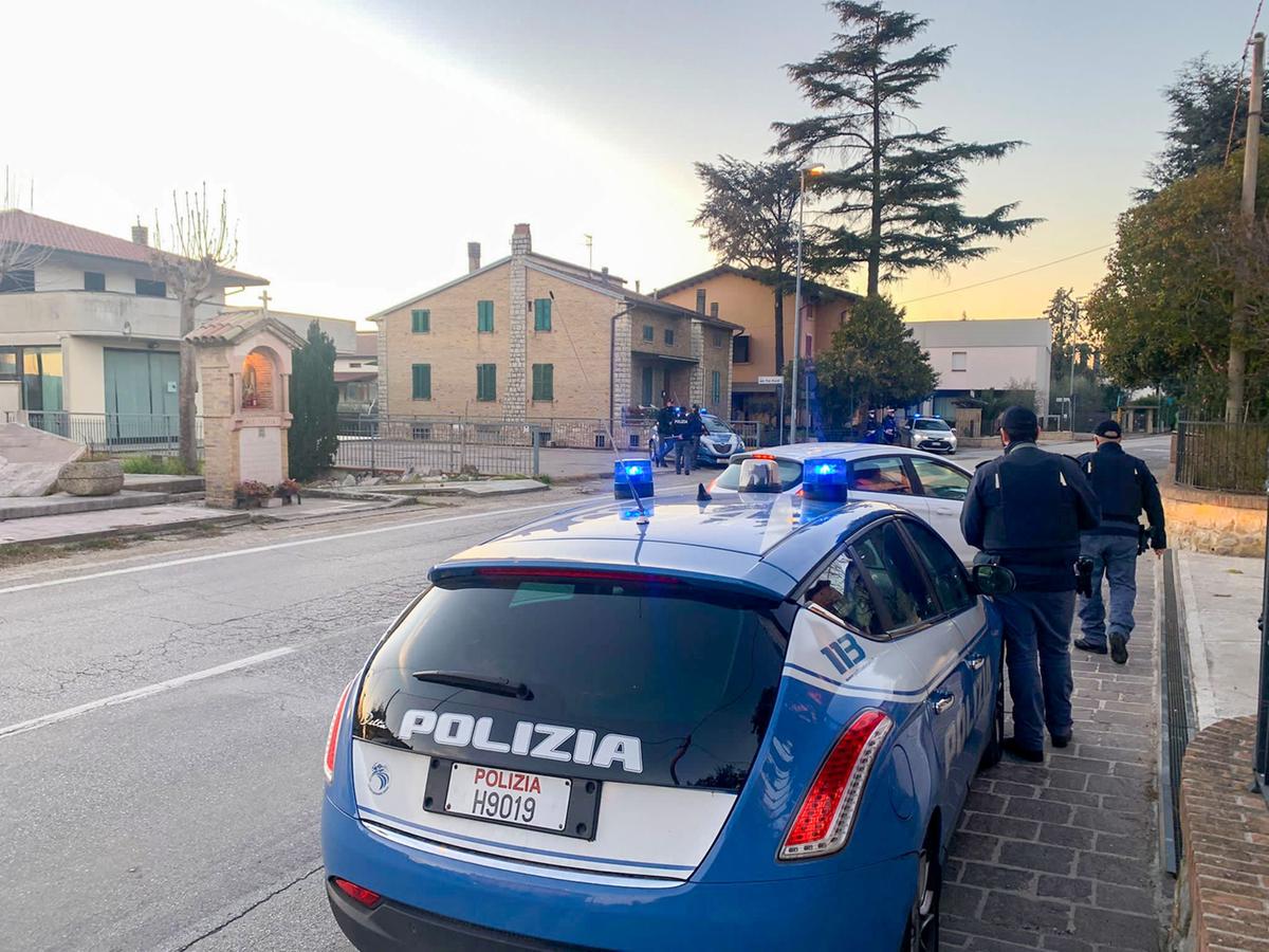 Terrore in un bar: ubriaco minaccia i clienti con una bottiglia e molesta la commessa Terrore in un bar: ubriaco minaccia i clienti con una bottiglia e molesta la commessa