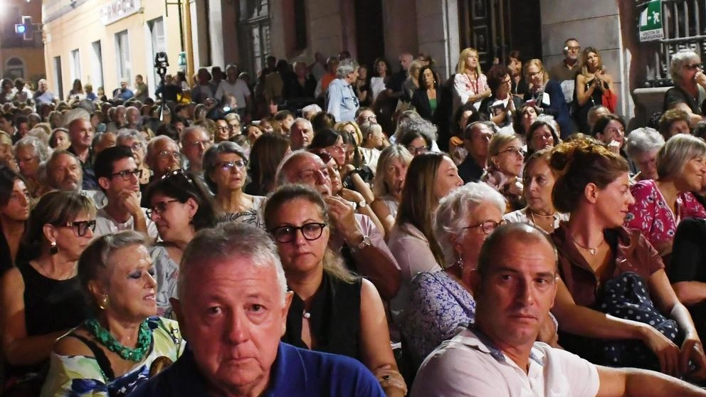 Tutta la città ’vestita’ a festa per l’inizio della 20esima edizione . Previsti dibattiti, ma anche spettacoli ed eventi culturali per tutti. Tutta la città ’vestita’ a festa per l’inizio della 20esima edizione . Previsti dibattiti, ma anche spettacoli ed eventi culturali per tutti.