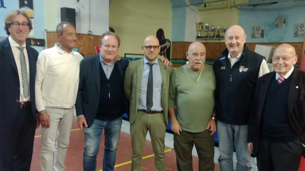 I vertici della Pugilistica carrarese durante la manifestazione per la consegna della targa commemorativa I vertici della Pugilistica carrarese durante la manifestazione per la consegna della targa commemorativa