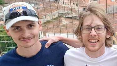 Tantissimi hanno scelto di scalare il monumento per seguire la gara rosa "Veniamo dall’America. Poter vedere i corridori da quassù è fantastico". Tantissimi hanno scelto di scalare il monumento per seguire la gara rosa "Veniamo dall’America. Poter vedere i corridori da quassù è fantastico".