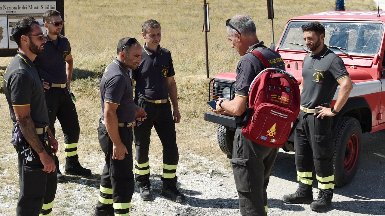 I vigili del fuoco hanno lavorato per ore per poter recuperare lo sfortunato automobilista precipitato dalla scarpata I vigili del fuoco hanno lavorato per ore per poter recuperare lo sfortunato automobilista precipitato dalla scarpata