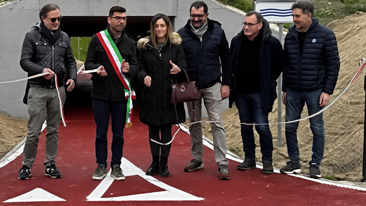 Ad Arezzo si amplia la rete ciclabile con un nuovo tratto di ciclopedonale, garantendo sicurezza e connettività urbana. Un investimento di 400mila euro per favorire la mobilità dolce e la sostenibilità urbana. Ad Arezzo si amplia la rete ciclabile con un nuovo tratto di ciclopedonale, garantendo sicurezza e connettività urbana. Un investimento di 400mila euro per favorire la mobilità dolce e la sostenibilità urbana.