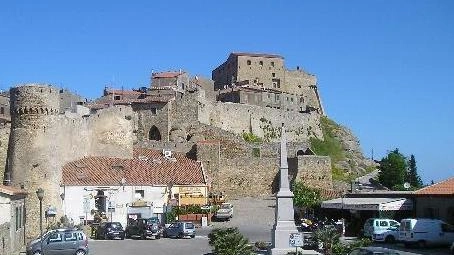 All’Isola del Giglio il caso di un dipendente comunale che contesta 93 giorni di ferie arreatrate e di essere ’bersagliato’ dal segretario