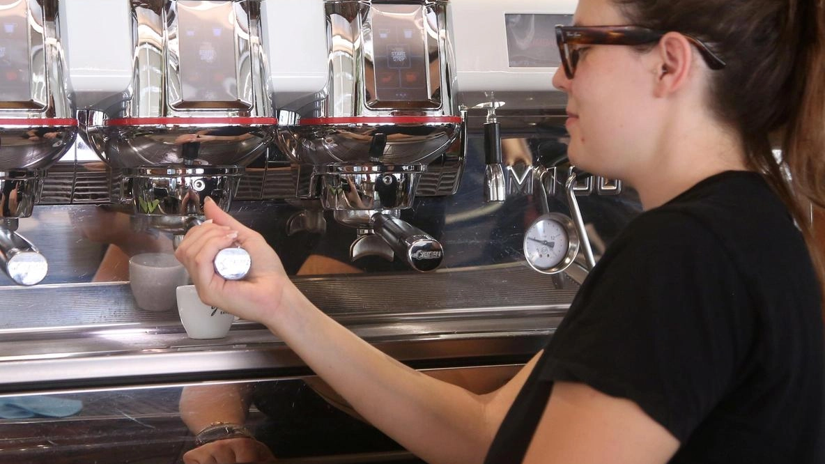 La caffetteria «Il Poggetto» di Larciano ricerca un addetto/a al banco bar, gestione cassa e servizio in sala La caffetteria «Il Poggetto» di Larciano ricerca un addetto/a al banco bar, gestione cassa e servizio in sala