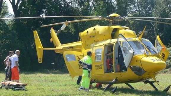 L’elicottero Pegaso è atterrato allo stadio di Pescia e ha portato l’uomo all’ospedale fiorentino di Careggi L’elicottero Pegaso è atterrato allo stadio di Pescia e ha portato l’uomo all’ospedale fiorentino di Careggi