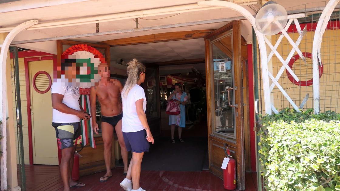 viareggio rissa e terrore in piena paseggiata ferito anche uno storico balneare
