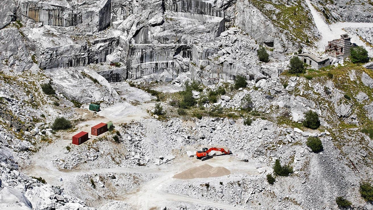 Una delle immagini allegate all’esposto presentato dall’associazione “Apuane Libere“ all’ente Parco dopo la scoperta della ripresa delle attività estrattive Una delle immagini allegate all’esposto presentato dall’associazione “Apuane Libere“ all’ente Parco dopo la scoperta della ripresa delle attività estrattive