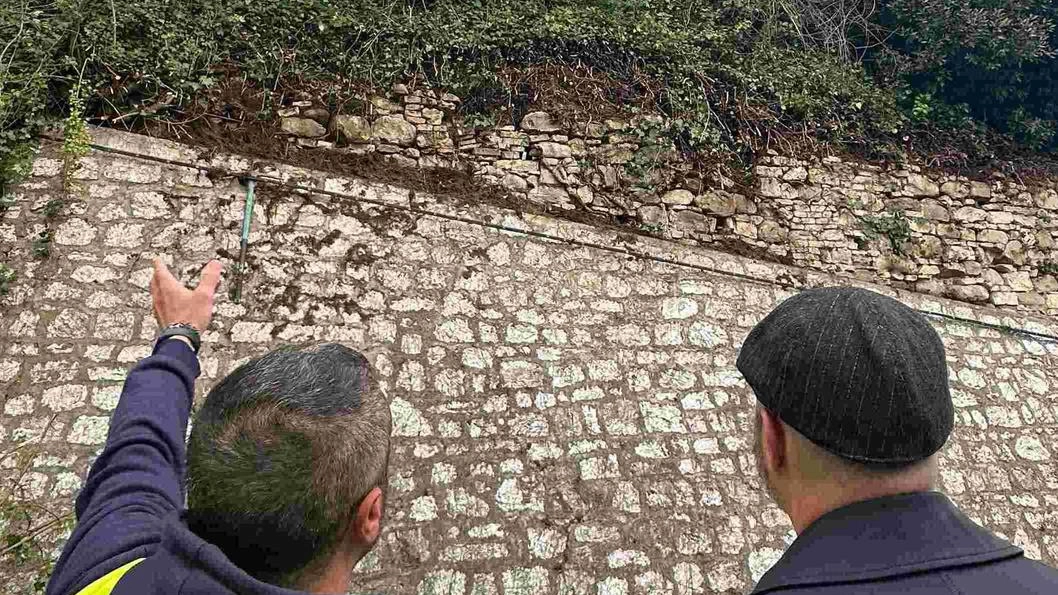 Si sono conclusi i lavori di pulizia delle mura e della scarpata in via del Bulagaio