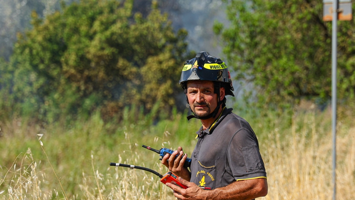 Un vigile del fuoco (foto d'archivio) Un vigile del fuoco (foto d'archivio)