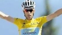 Vincenzo Nibali, a sinistra con la maglia gialla del Tour de France in uno scatto magnifico. Sopra in una recente intervista Vincenzo Nibali, a sinistra con la maglia gialla del Tour de France in uno scatto magnifico. Sopra in una recente intervista