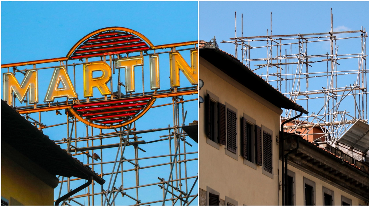 Rimossa la storica insegna Martini in piazza del Duomo a Firenze (Foto Germogli) Rimossa la storica insegna Martini in piazza del Duomo a Firenze (Foto Germogli)