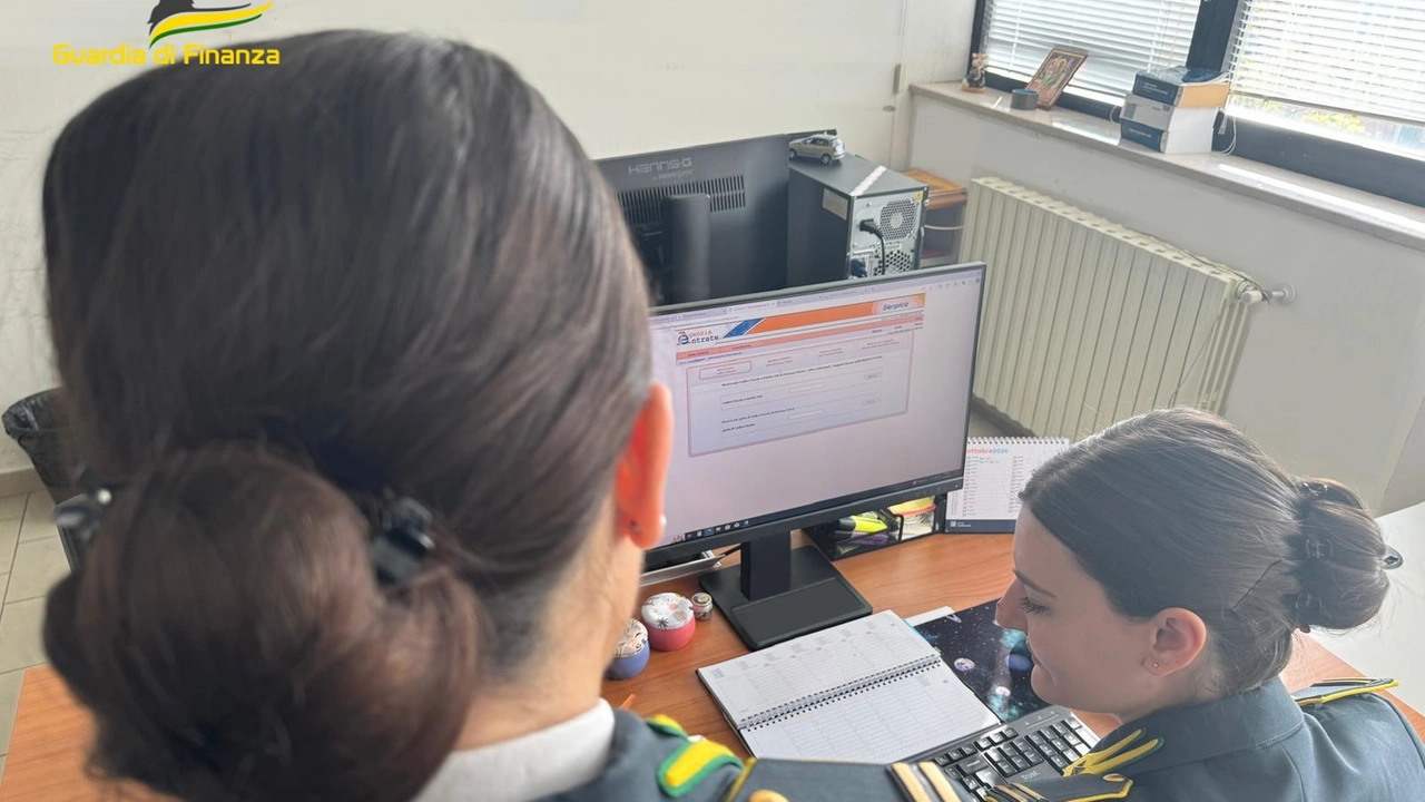 Scoperto imprenditore "evasore totale" in provincia di Grosseto: la guardia di finanza sequestra beni per 140.000 euro Scoperto imprenditore "evasore totale" in provincia di Grosseto: la guardia di finanza sequestra beni per 140.000 euro