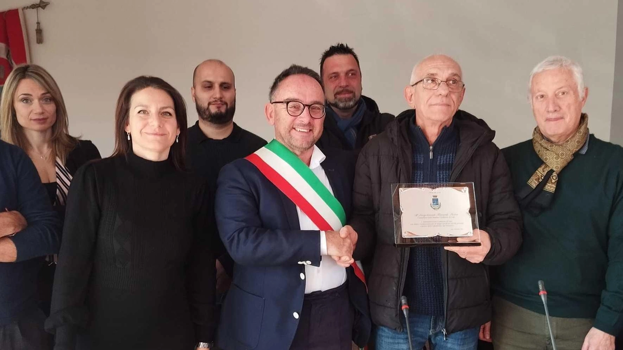Il sindaco di Luni Alessandro Silvestri consegna la targa al luogotenente dei carabinieri. Riccardo Pietra. che lascia il comando della stazione dell’Arma Il sindaco di Luni Alessandro Silvestri consegna la targa al luogotenente dei carabinieri. Riccardo Pietra. che lascia il comando della stazione dell’Arma