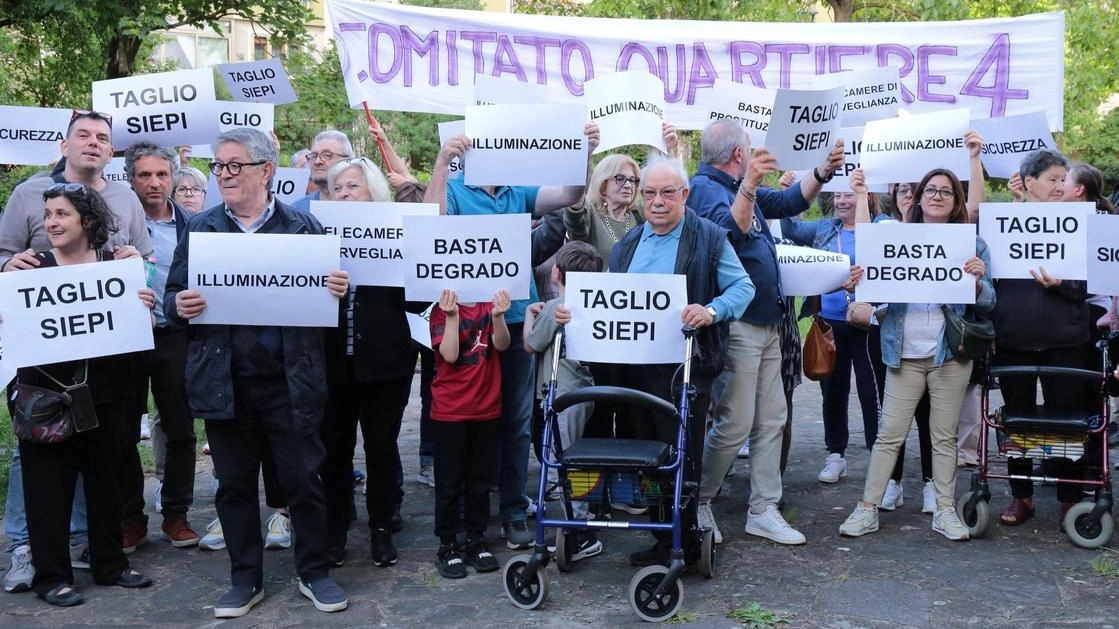 La protesta dei residenti per recuperare il parco in preda al degrado. Vertice all’Isolotto sui problemi del centro commerciale: scontro politico.