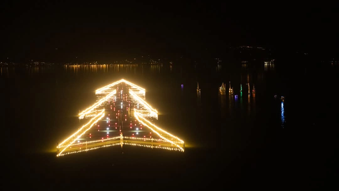 A Castiglione del Lago brilla la magia delle feste con “Luci sul Trasimeno” e l’Albero in acqua più grande del mondo A Castiglione del Lago brilla la magia delle feste con “Luci sul Trasimeno” e l’Albero in acqua più grande del mondo