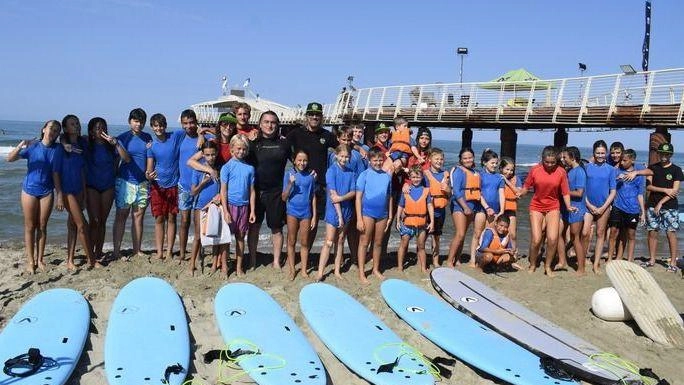 Il campione di surf Ross Clarke-Jones ieri si è intrattenuto con i ragazzi delle scuole di surf, per una mattinata di sport e cultura delle onde Il campione di surf Ross Clarke-Jones ieri si è intrattenuto con i ragazzi delle scuole di surf, per una mattinata di sport e cultura delle onde