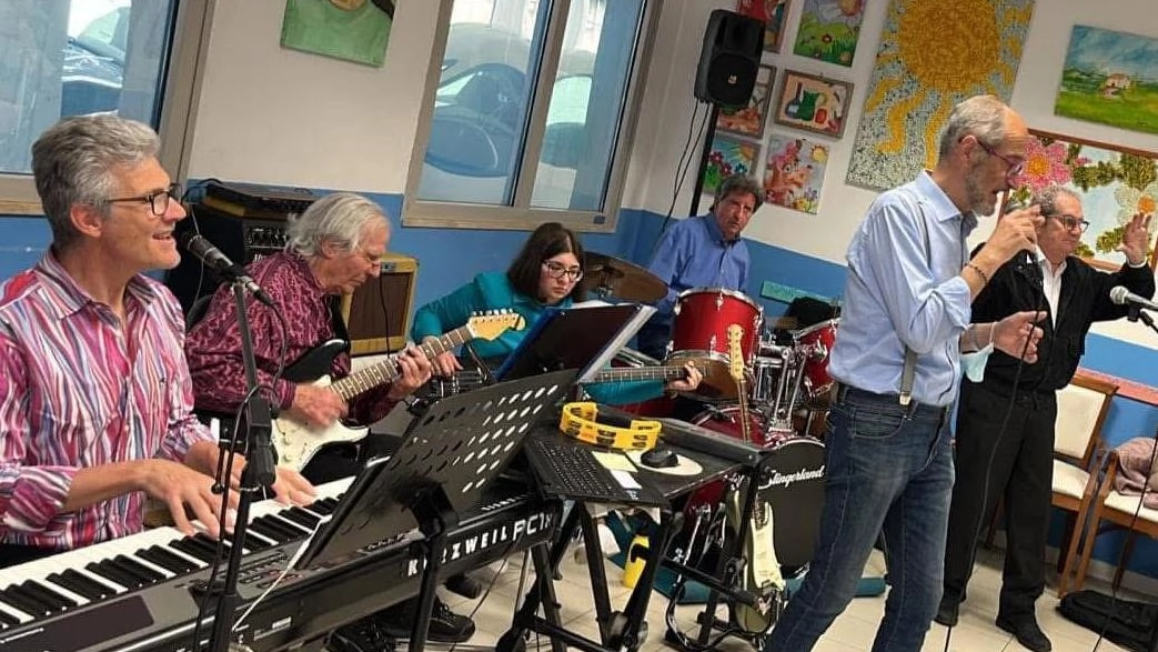 Il Gruppo musicale pratese durante un concerto in una casa di riposo Il Gruppo musicale pratese durante un concerto in una casa di riposo