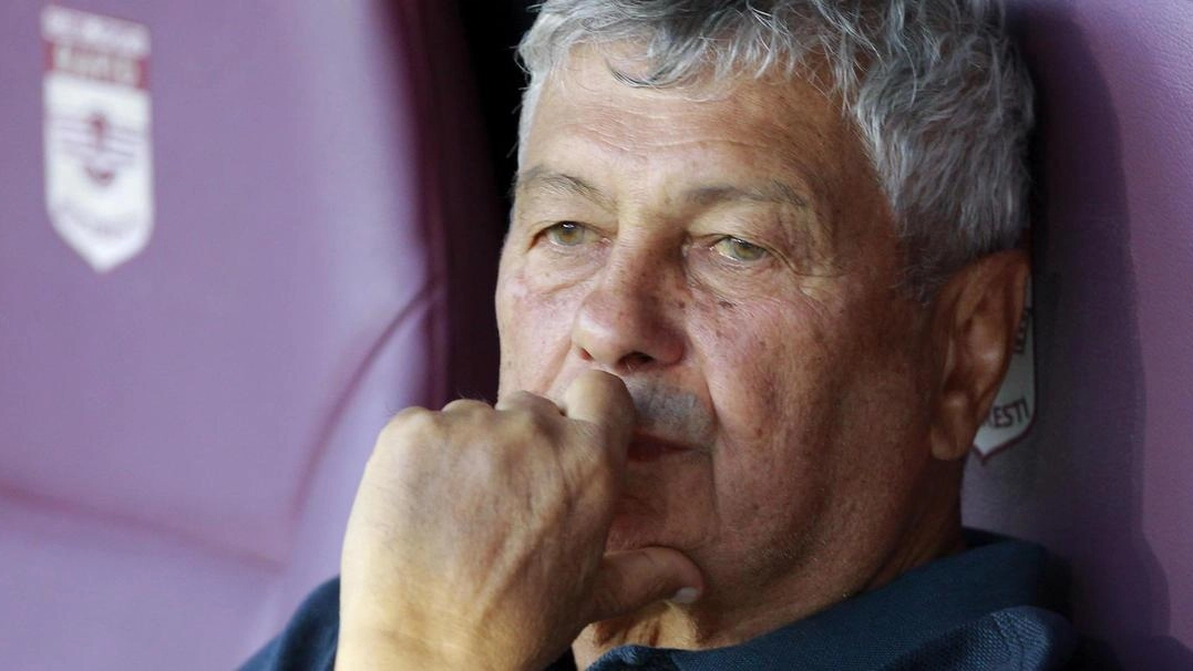 Mircea Lucescu, 79 anni, sulla panchina della Romania. Sopra Adrian Rus, 28 anni, giocatore nerazzurro Mircea Lucescu, 79 anni, sulla panchina della Romania. Sopra Adrian Rus, 28 anni, giocatore nerazzurro