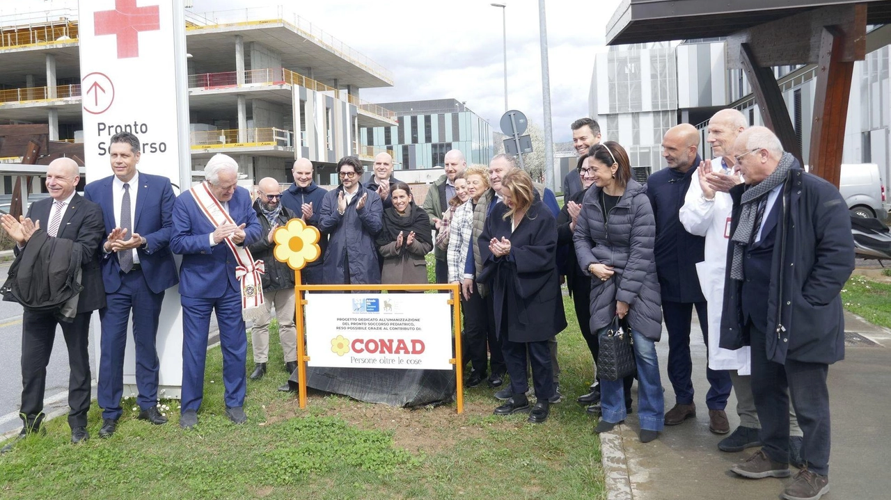 Il presidente Giani, sindaca,. medici e Conad al pronto soccorso pediatrico Il presidente Giani, sindaca,. medici e Conad al pronto soccorso pediatrico