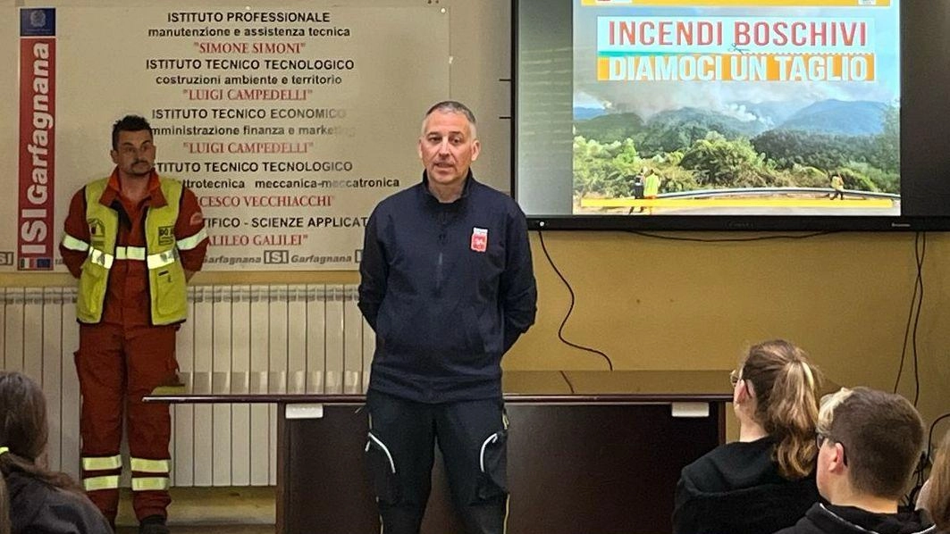 "Fermiamo gli incendi". Studenti a lezione dai tecnici della Regione
