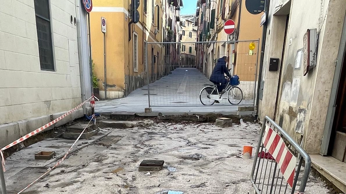 "Passerelle dondolanti e corrimano instabili per l’accesso alle abitazioni. Dopo la piogge, fogna centrale collassata e scarichi di acque nere scollegati". "Passerelle dondolanti e corrimano instabili per l’accesso alle abitazioni. Dopo la piogge, fogna centrale collassata e scarichi di acque nere scollegati".