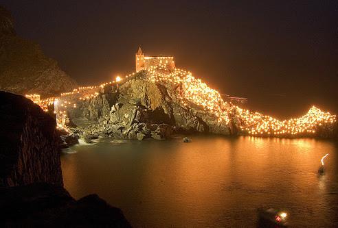 https://www.lanazione.it/image-service/view/acePublic/alias/contentid/YWI3NTc4ZDctOTE0Ni00/0/porto-venere-torna-la-festa-della-madonna-bianca.jpeg?f=1.91:1&w=1200