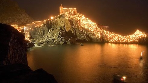 Il fascino di Porto Venere illumata in occasione della tradizionale festa. della ’Madonna Bianca’ che si svolgerà oggi (foto d’archivio)