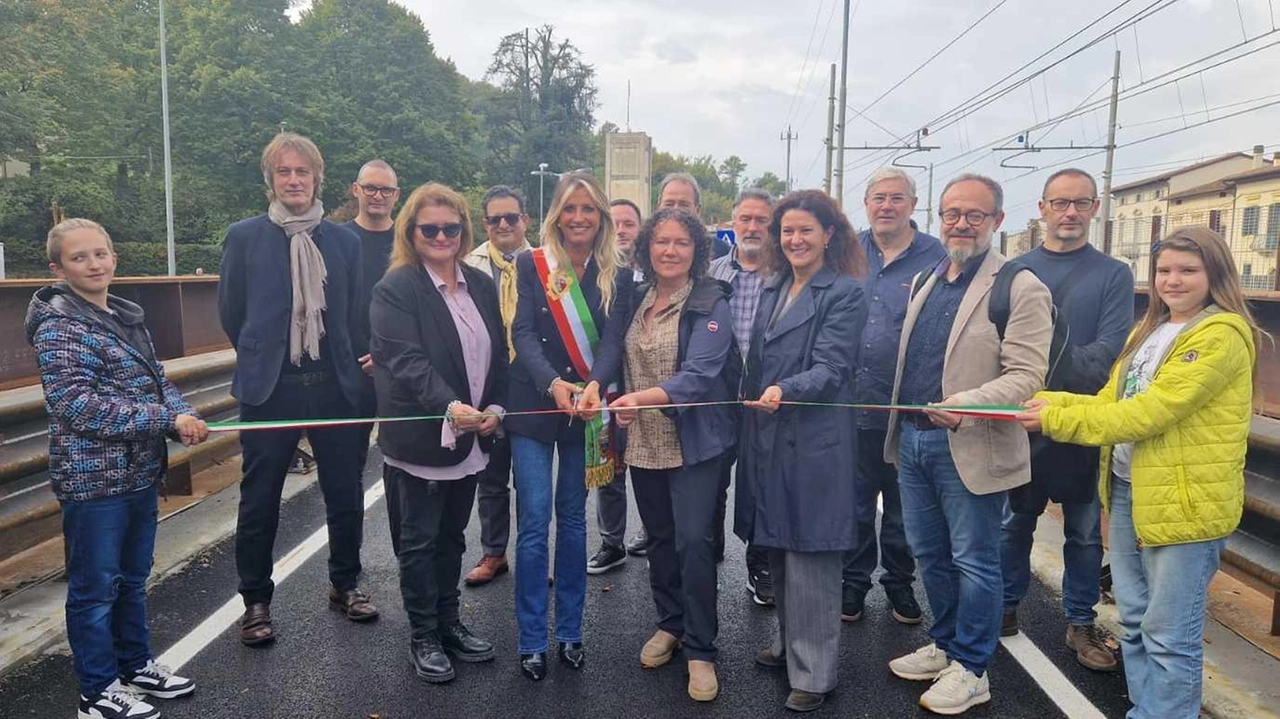 Il taglio del nastro del ponte La Familiare con la sindaca Chiassai Il taglio del nastro del ponte La Familiare con la sindaca Chiassai