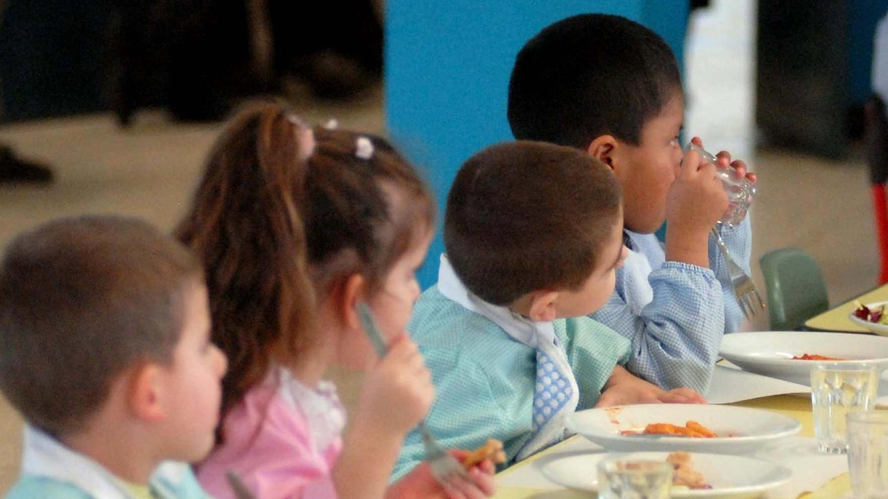 Matteo Martinelli ha sollevato la questione del blocco del servizio ai bambini che non sono in regola con il pagamento delle mense scolastiche. Da qui la reazionedi Cgil, Cisl e Uil e la convocazione della Commissione controllo