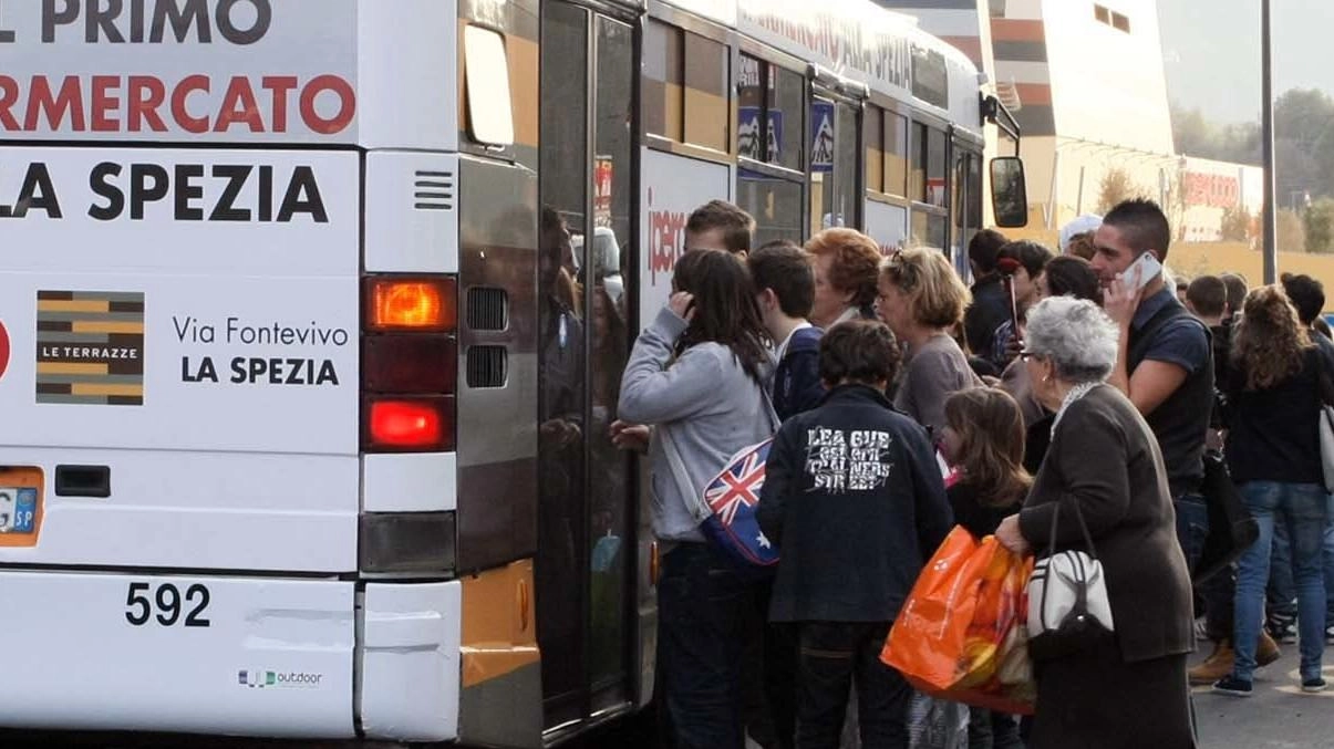 Un autobus in servizio in una delle tratte urbane (. foto di repertorio Un autobus in servizio in una delle tratte urbane (. foto di repertorio