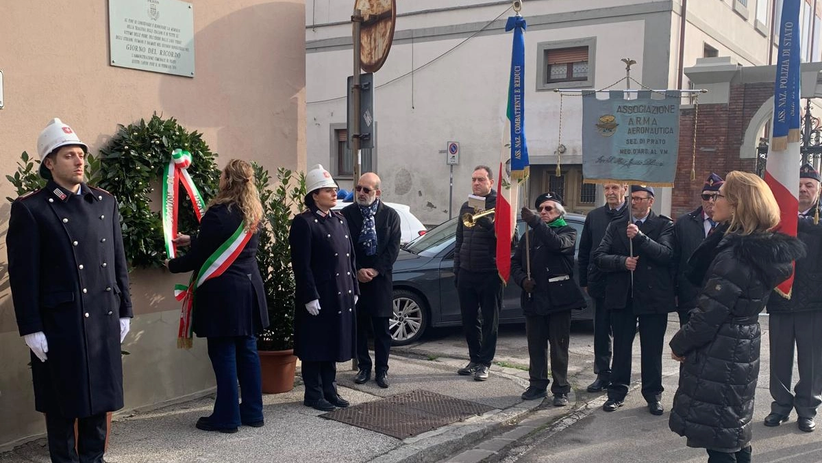 La sindaca Ilaria Bugetti e il prefetto Michela La Iacona hanno deposto una corona d’alloro alla targa commemorativa di via Martiri delle Foibe a Prato La sindaca Ilaria Bugetti e il prefetto Michela La Iacona hanno deposto una corona d’alloro alla targa commemorativa di via Martiri delle Foibe a Prato