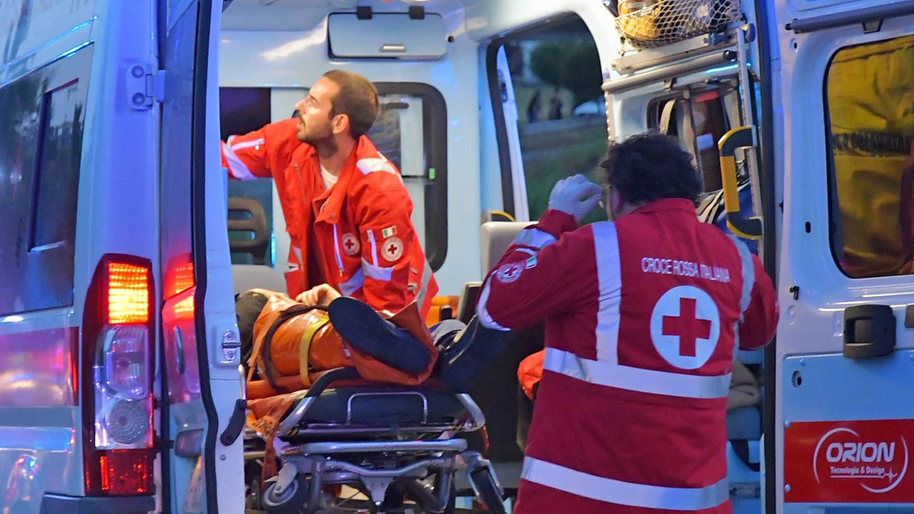 Nonostante i tempestivi soccorsi per il diaciasettenne non c’è stato niente da fare, troppo violento l’impatto tra la sua moto e la Panda condotta da un settantenne di Lucca
