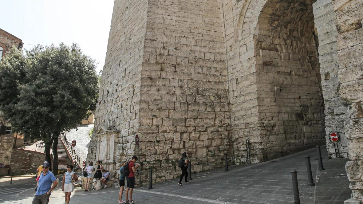 L’Arco Etrusco e la recente inaugurazione del restyling della Cappella degli Oddi L’Arco Etrusco e la recente inaugurazione del restyling della Cappella degli Oddi