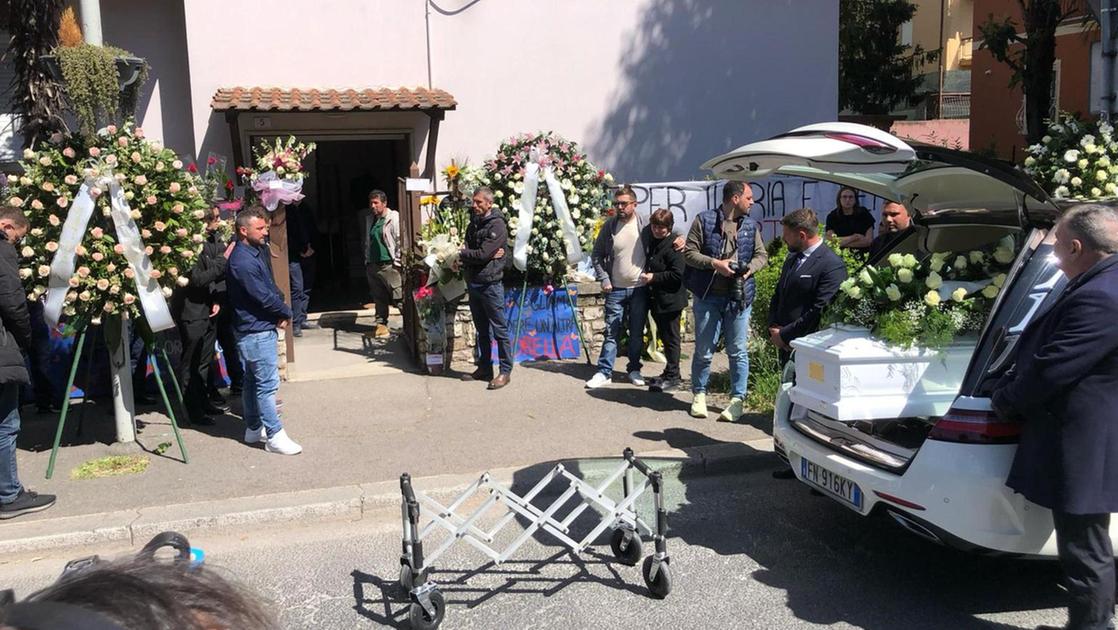 ilaria sula i funerali a terni la madre ha un malore bara bianca coperta di fiori il dolore degli amici