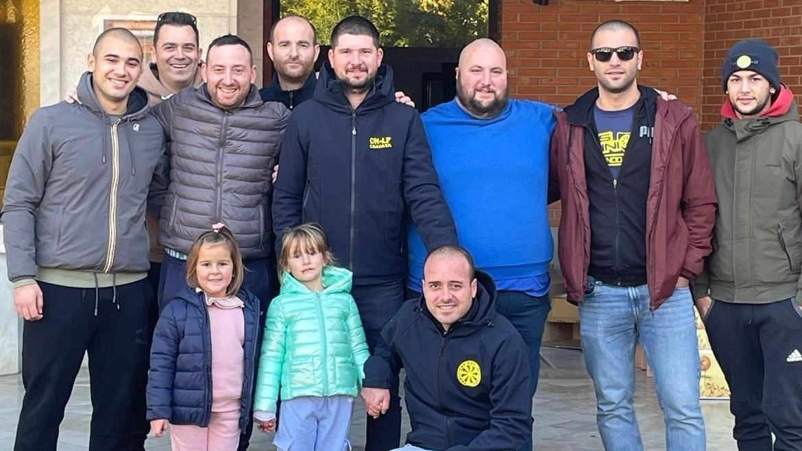 I tifosi della Curva nord della Carrarese che hanno partecipato alla raccolta di beneficenza dela Giornata della colletta alimentare nei supermercati cittadini I tifosi della Curva nord della Carrarese che hanno partecipato alla raccolta di beneficenza dela Giornata della colletta alimentare nei supermercati cittadini