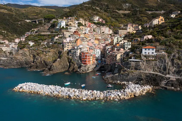 Cinque Terre, protesta degli operatori contro il caro-treni: “Non siamo il bancomat della Liguria”