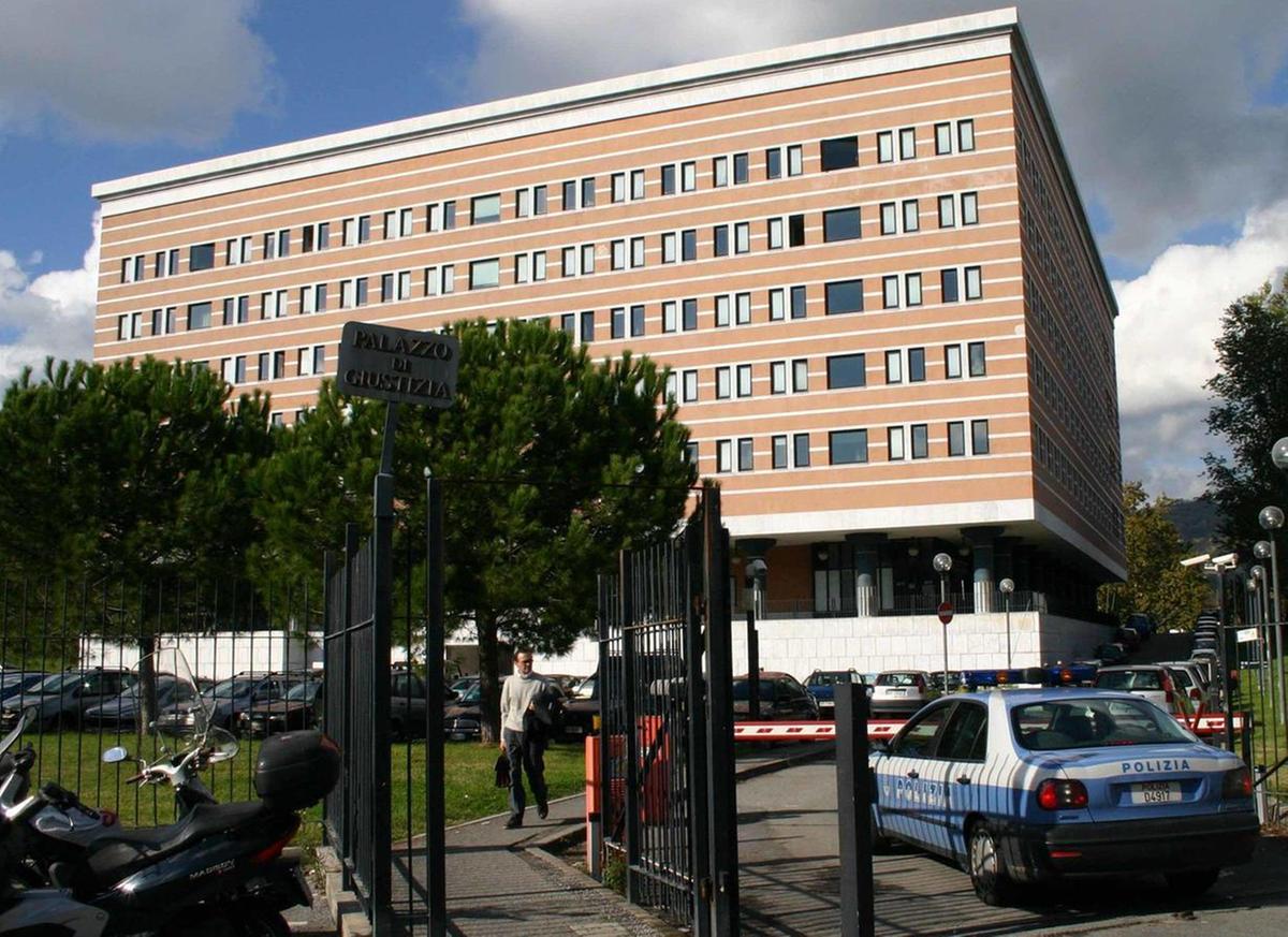 Evade per comprare le sigarette. Revocato il permesso di uscire all’anziano indagato per stalking
