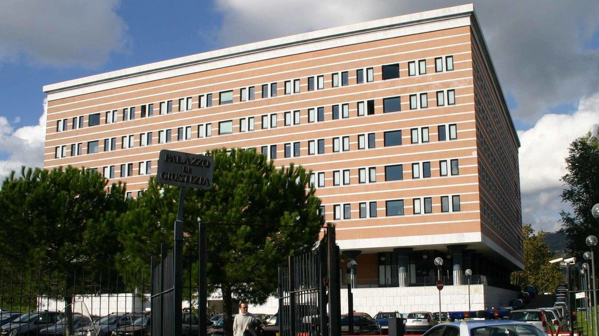 Il palazzo di giustizia della Spezia. L’uomo di 84 anni era stato arrestato lo scorso week end per aver eluso gli arresti domiciliari per comprare le sigarette Il palazzo di giustizia della Spezia. L’uomo di 84 anni era stato arrestato lo scorso week end per aver eluso gli arresti domiciliari per comprare le sigarette